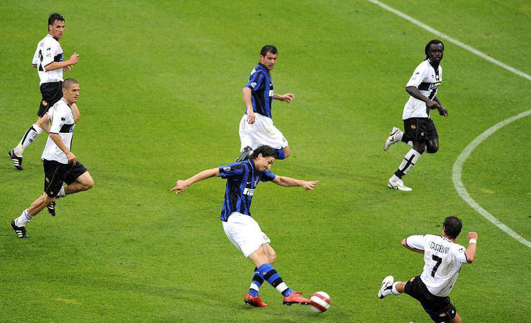 足球场上的激情角逐，为胜利努力不懈的简单介绍